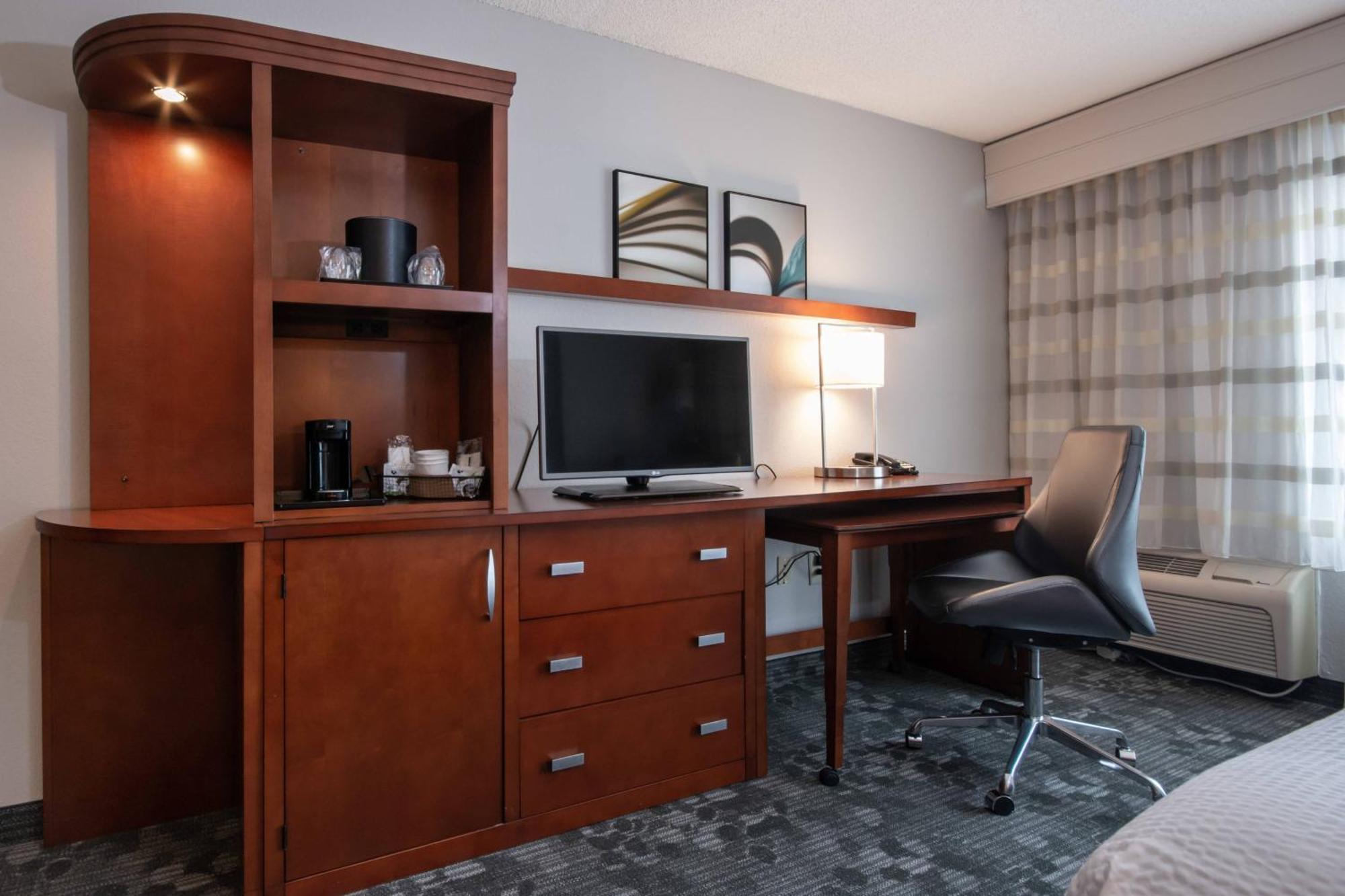 Courtyard By Marriott Charlotte Lake Norman Huntersville Exterior photo